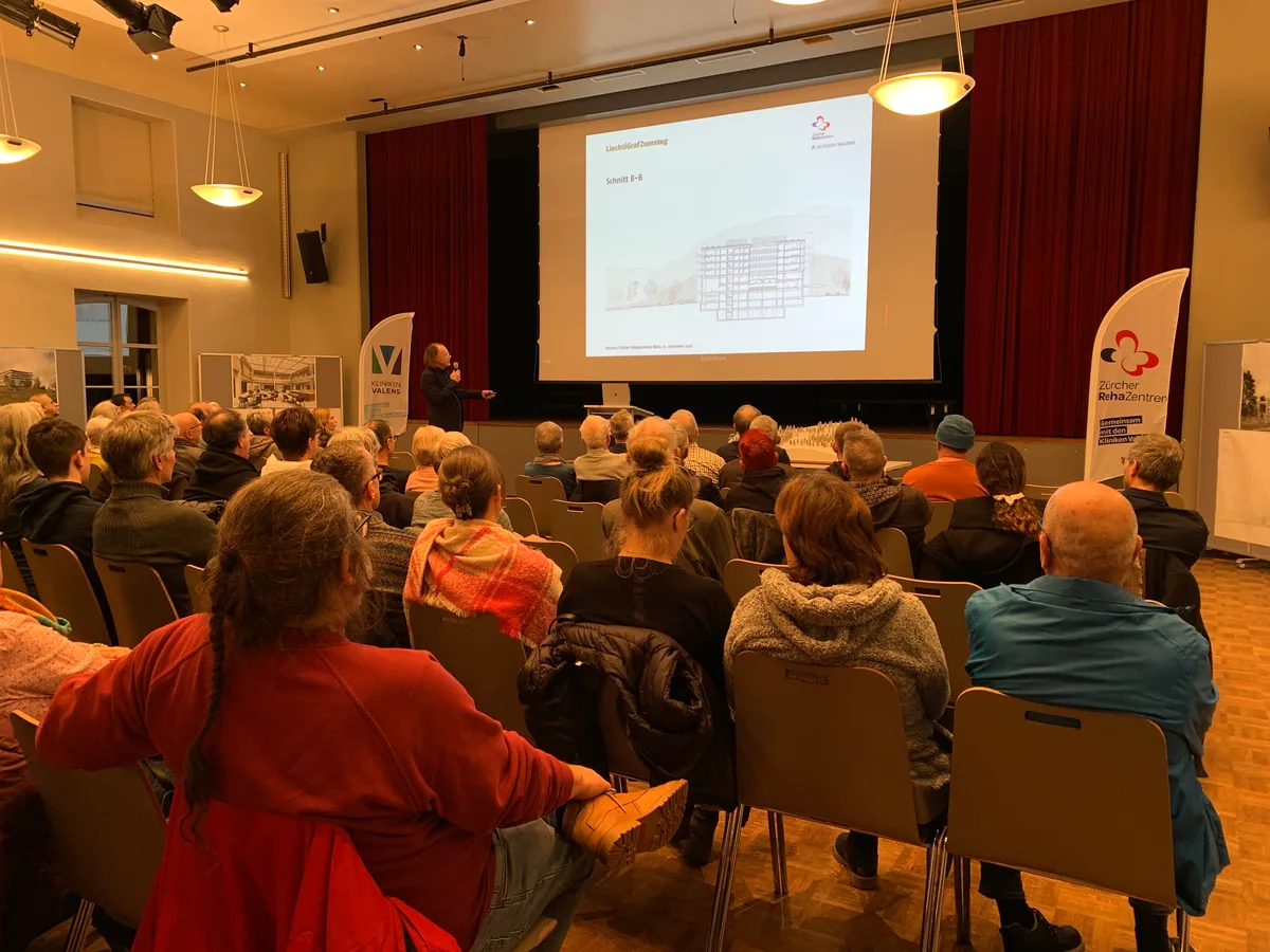 Leute in einem Saal.