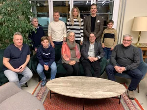 Treffen von Familie Messikommer mit Vertreterin von Familie von Landenberg (Dame mit Schal in der Mitte Marie-Luise von Falz-Fein), daneben Historiker Peter Niederhäuser und Mann rechts mit Brille Werner Messikommer am 15. Januar 2025 in der Garage Wetzikon Treffen von Familie Messikommer mit Vertreterin von Familie von Landenberg (Dame mit Schal in der Mitte Marie-Luise von Falz-Fein), daneben Historiker Peter Niederhäuser und Mann rechts mit Brille Werner Messikommer am 15. Januar 2025 in der Garage Wetzikon