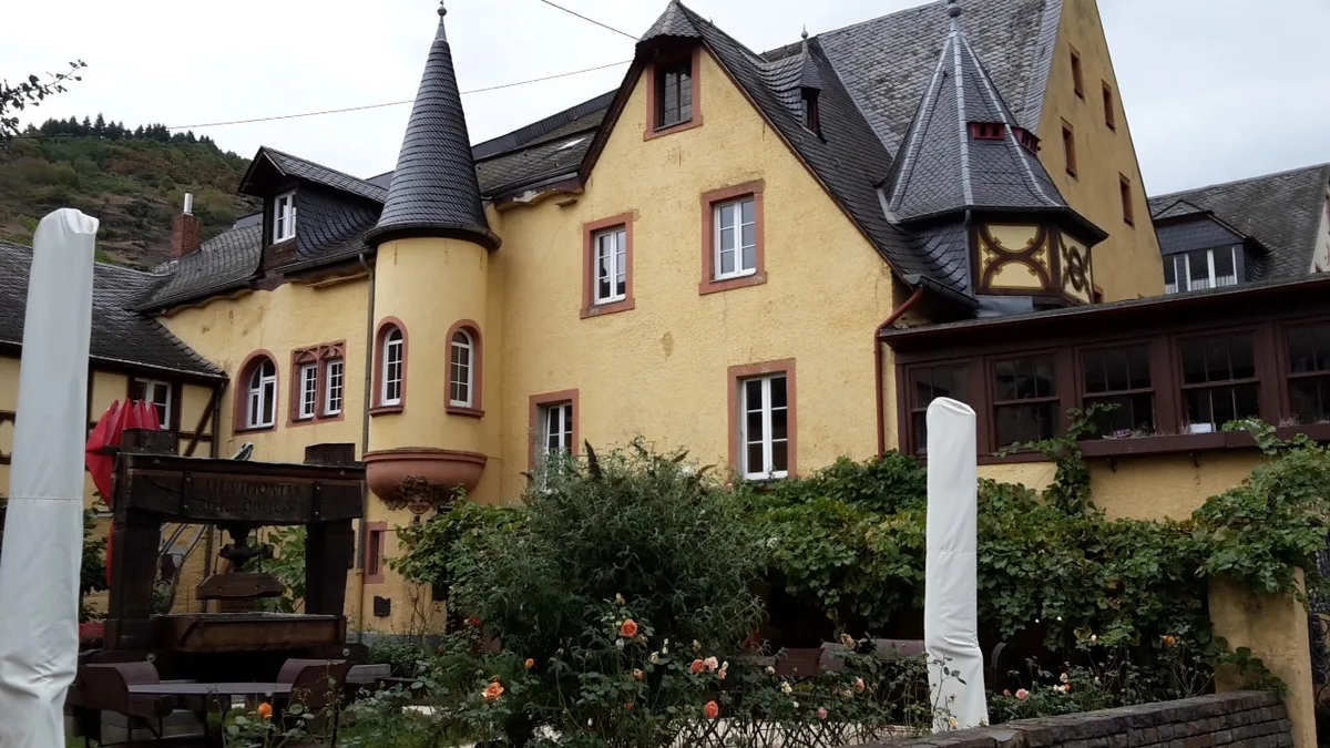 Ein grosses Schloss mit Traubenpresse.
