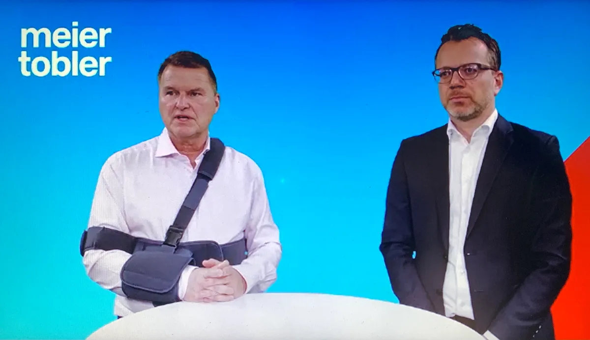 Roger Basler  CEO und Lukas Leuenberger  CFO bei der Bilanzkonferenz per Video der Meier Tobler Schwerzenbach am 15. Februar 2023. Basler hat sich beim Skifahren die Schulter gebrochen.