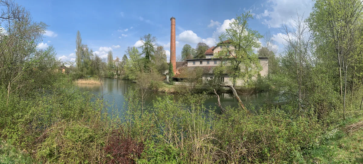 Das Schönau-Areal am Weiher bietet zu jeder Jahreszeit eine Idylle: Diese Aufnahme entstand im 15. April 2022. Ansicht des Schönau-Areals mit der alten Spinnerei und dem Weiher.