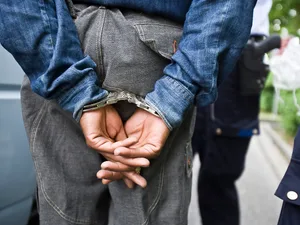 10518526-1 Die Polizei hat den mutmasslichen Täter eines Raubüberfalls in Glattbrugg vom 14.10.2022 verhaftet. (Themenbild)