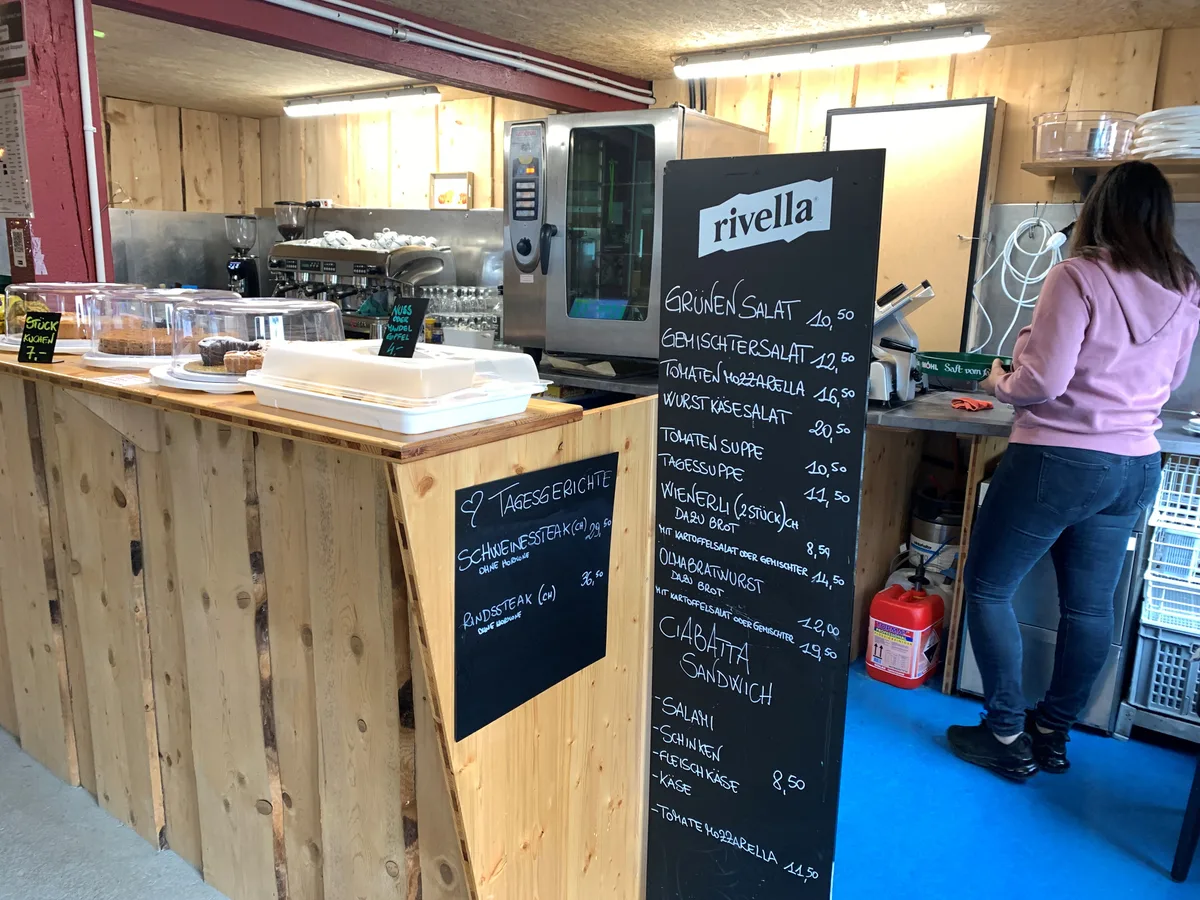 Tafel mit den Menüs, die es in der Besenbeiz auf dem Bachtel gibt.