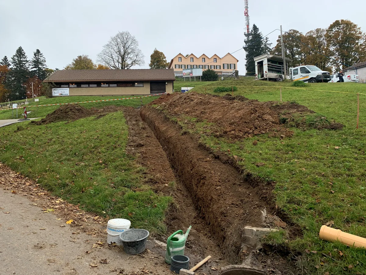 Ein Graben zieht sich zu dem Stall unterhalb des neugestalteten Restaurants Bachtel Kulm.
