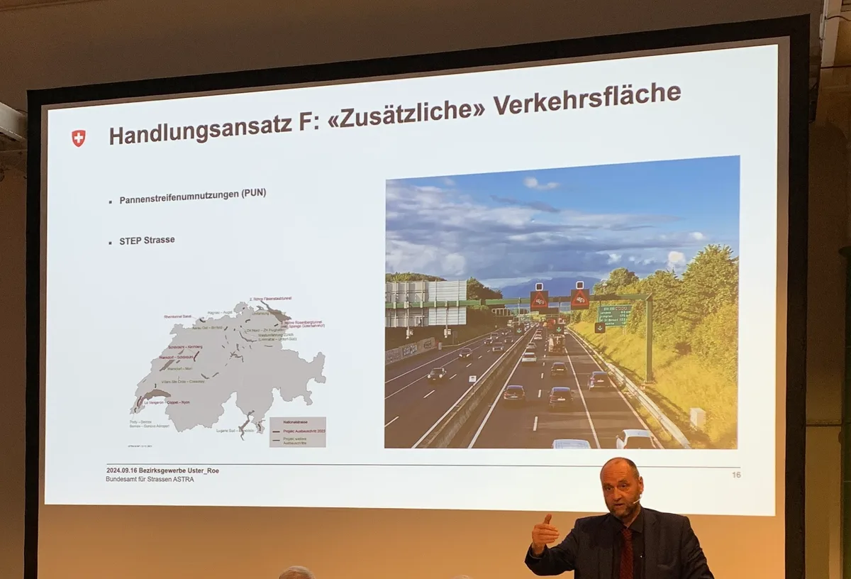 Astra-Direktor Jürg Röthlisberger steht vor einem grossen Bild.