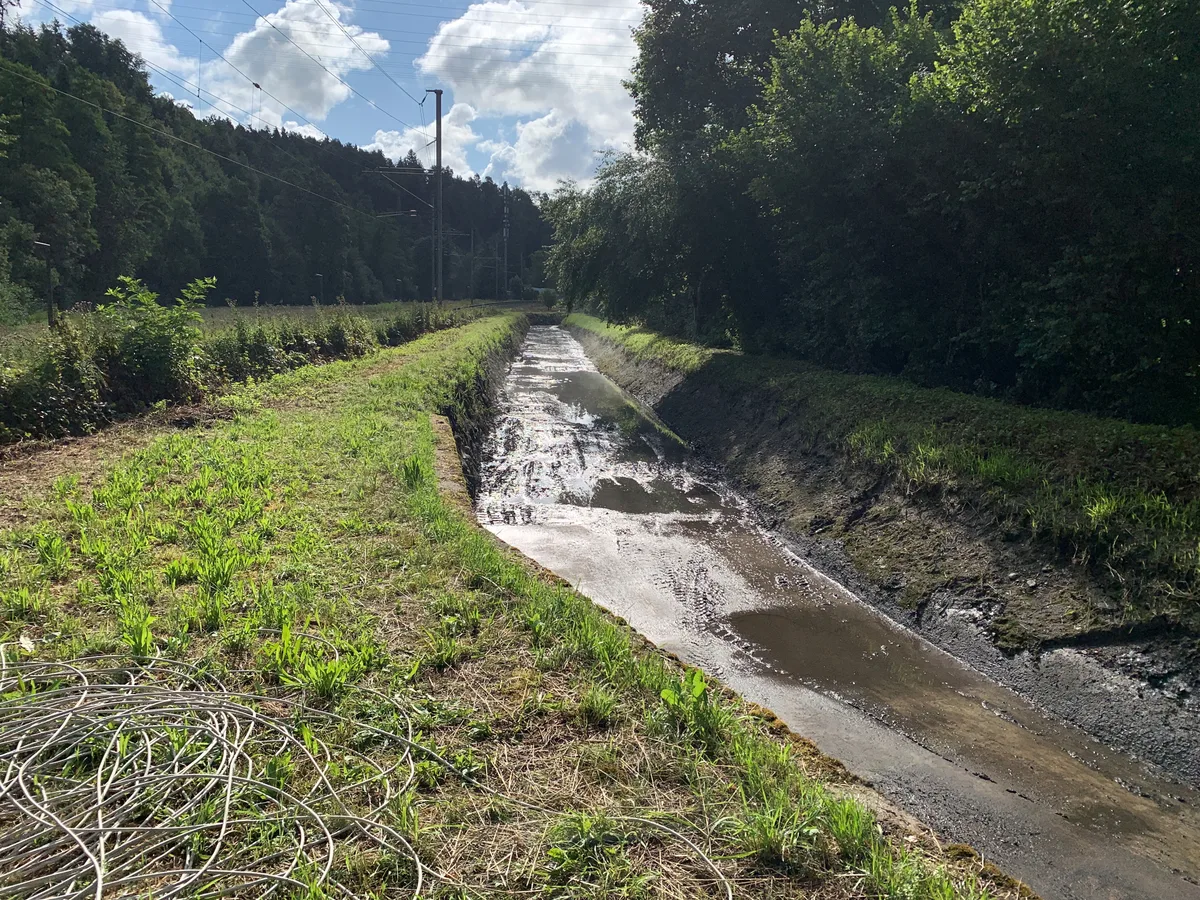 Ein leerer Kanal im Aatal.