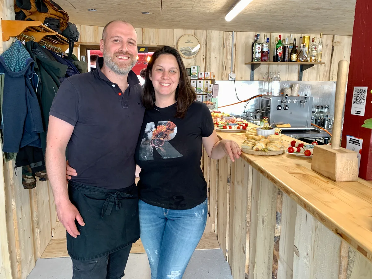 Seit Ostern wirten Aila und Stefano Marini in der Besenbeiz auf dem Bachtel.