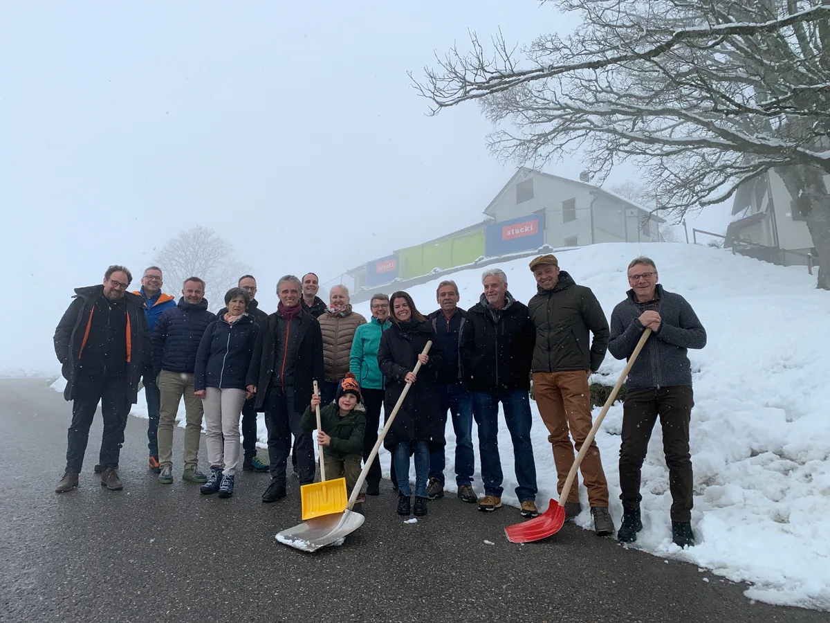 Offizieller Spatenstich Baustart für die Gesdamtsanierung und Umbau des Restaurant Bachtel-Kulm am 18. April 2024 im Schnee, dazu Besenbeiz Provisorium im Stall unterhalb des Bachtel mit Beizern Aila und Stefano Marini