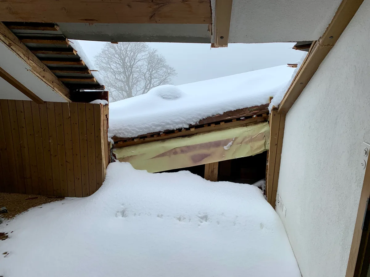 Schnee türmt sich in einem Dachstock.