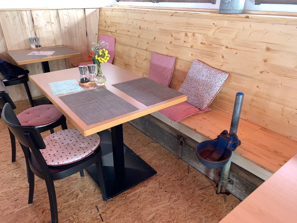 Tische, Stühle und ein Tiertränkstelle.