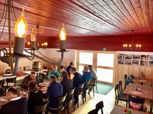 24103316-1 Offizieller Spatenstich Baustart für die Gesdamtsanierung und Umbau des Restaurant Bachtel-Kulm am 18. April 2024 im Schnee, dazu Besenbeiz Provisorium im Stall unterhalb des Bachtel mit Beizern Aila und Stefano Marini; im Bild Provisorium