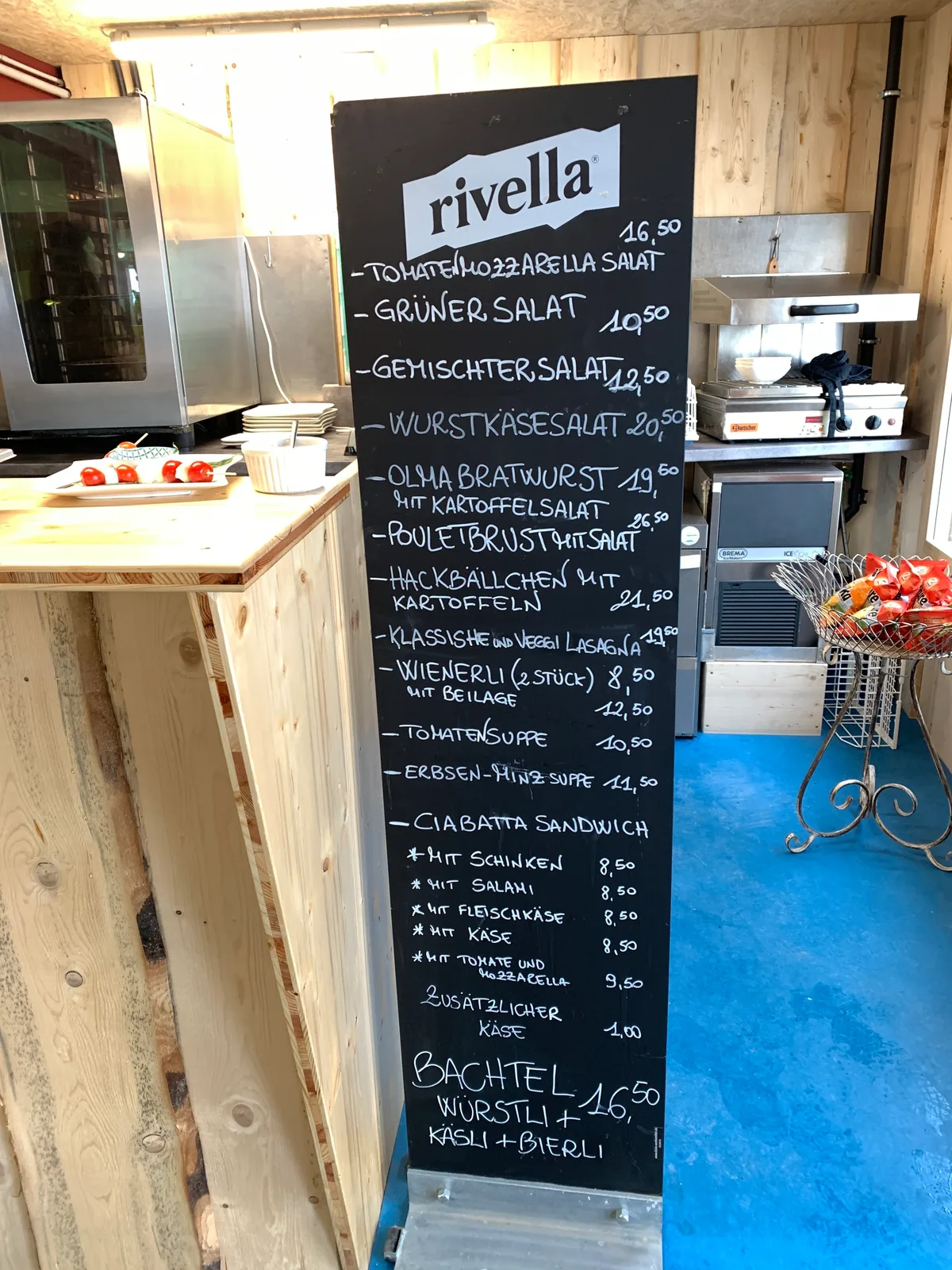 Eine Tafel mit angebotenen Speisen und den dazugehörigen Preisen.