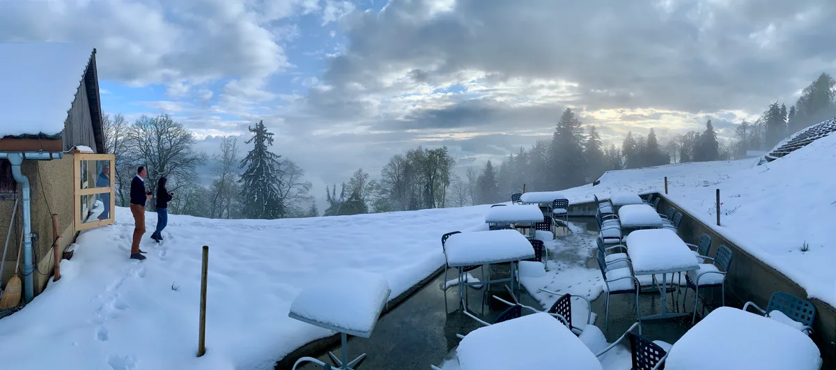 Ein Sitzplatz und ein Stall.