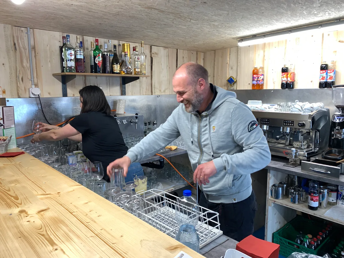 Ein Mann und eine Frau räumen Gläser ein.