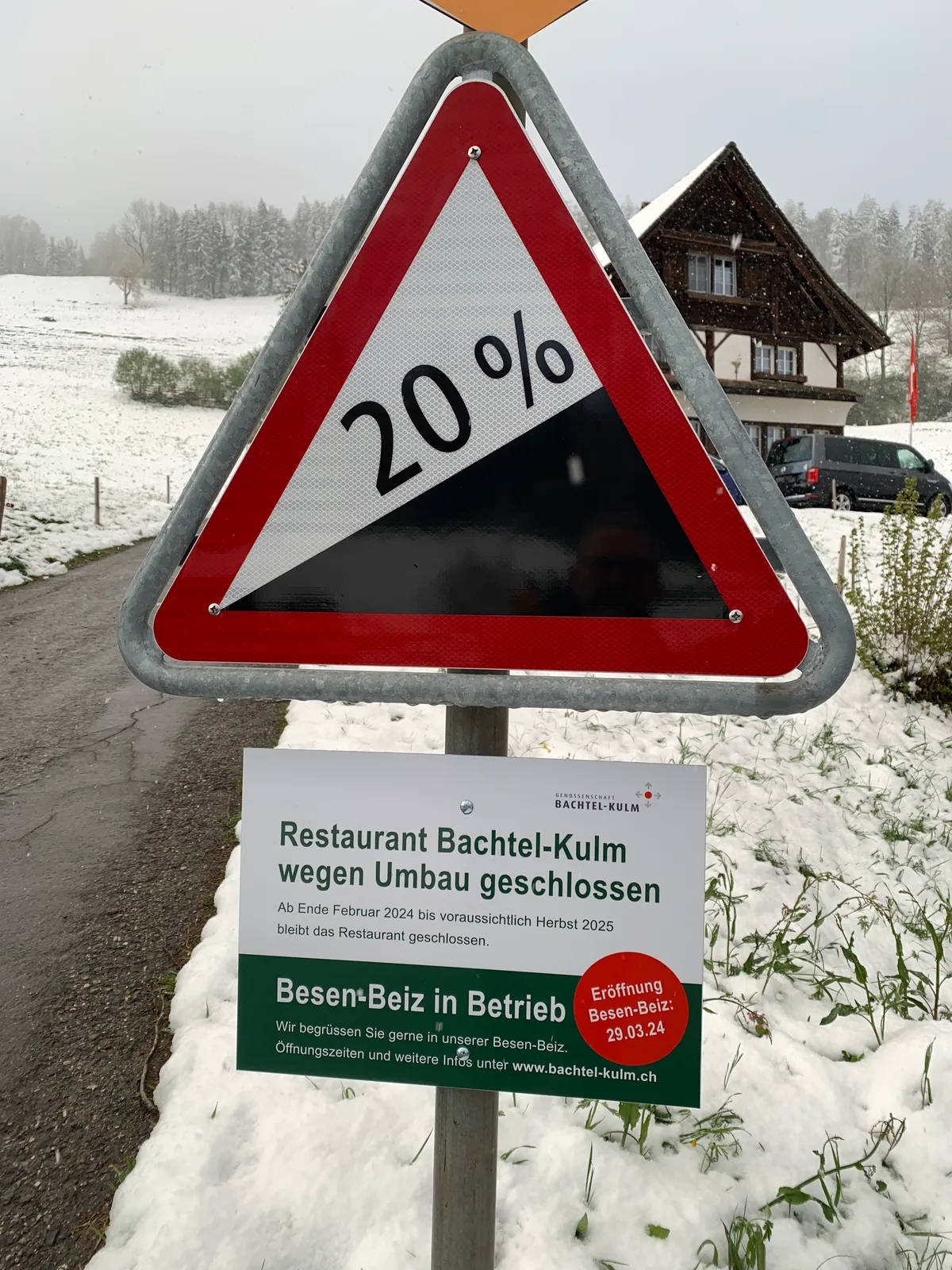 Hinweistafel auf die Besenbeiz auf dem Bachtel.