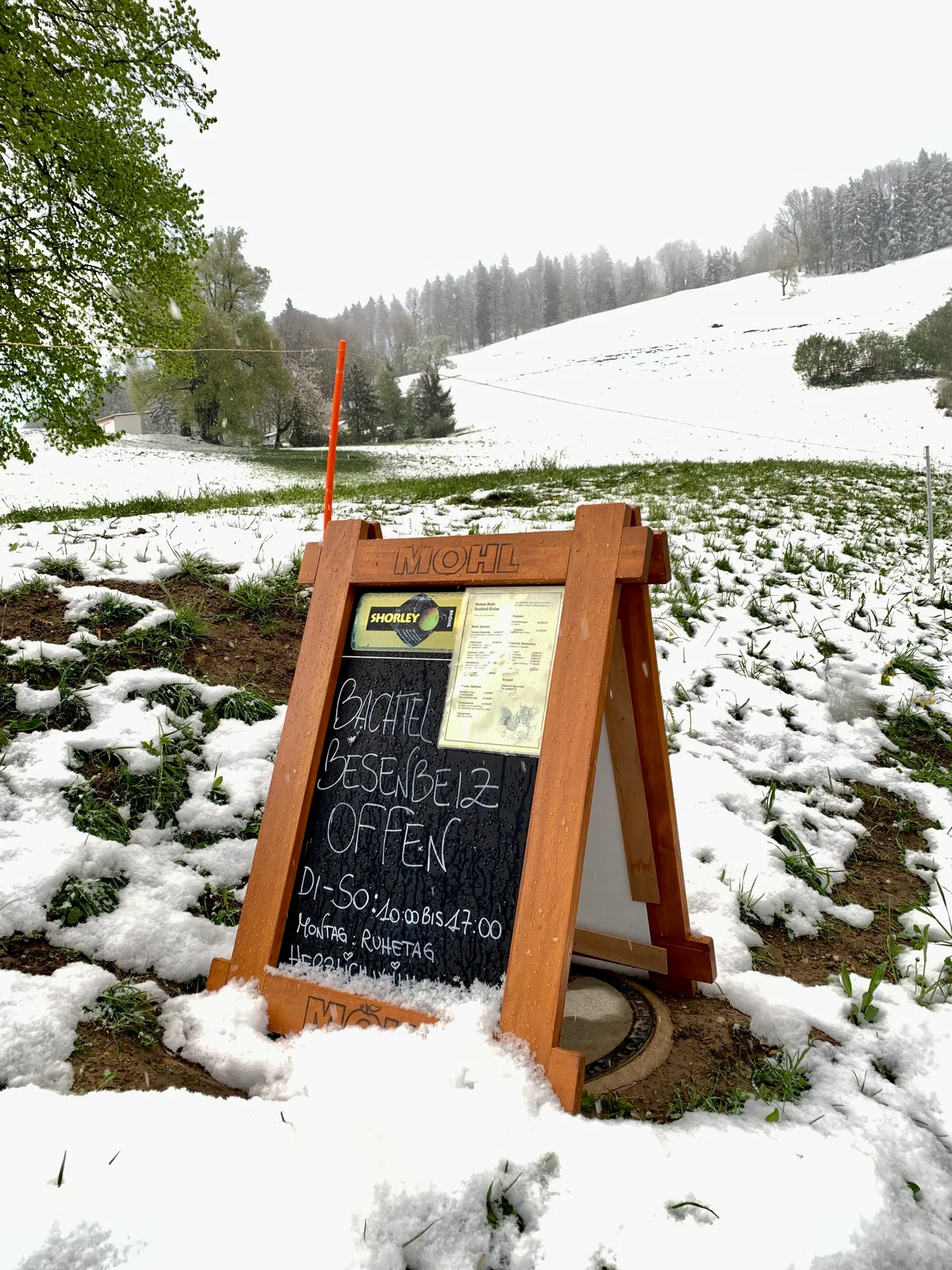 Eine Tafel steht im Schnee.