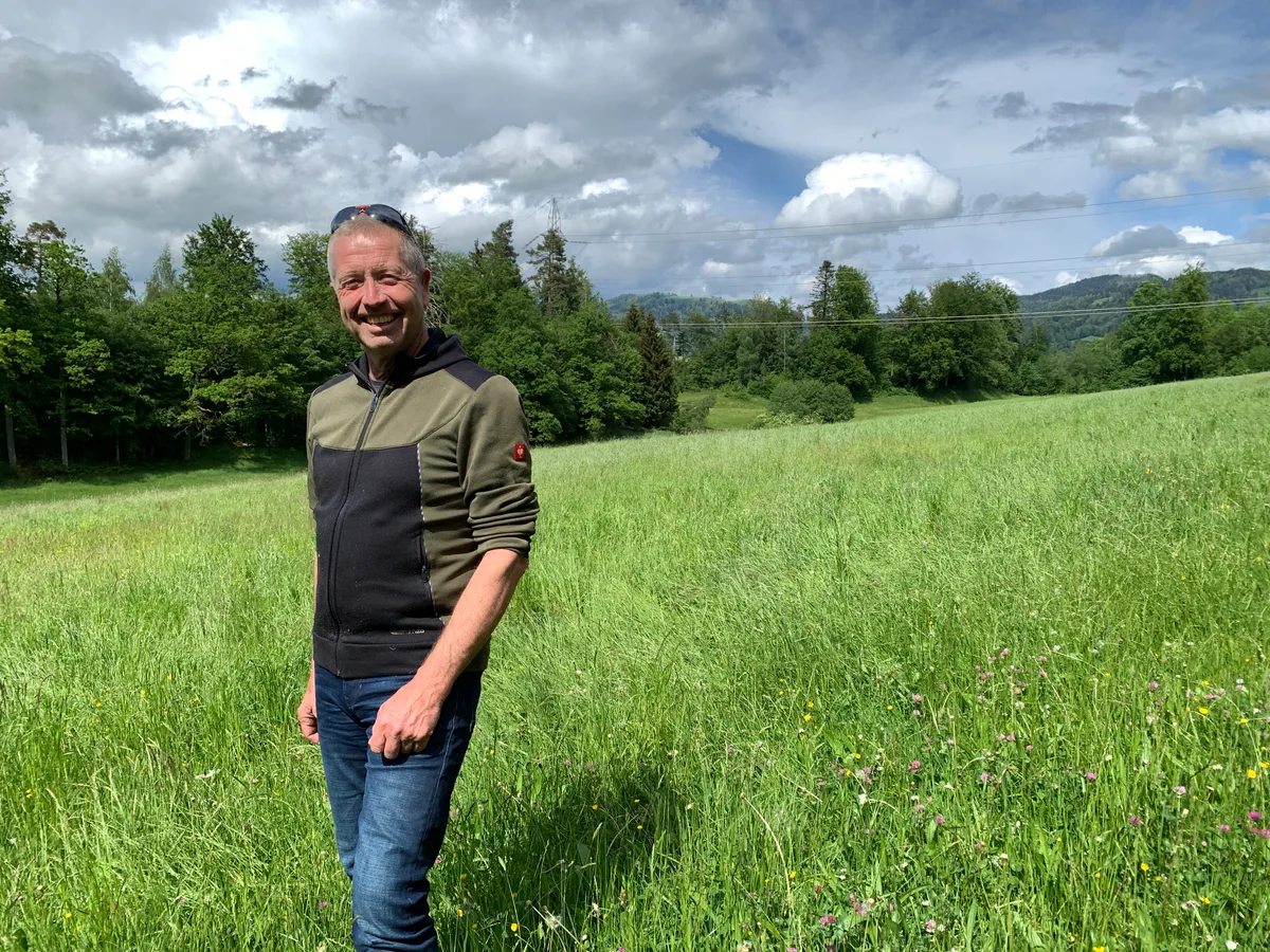 Bauer Daniel Steinmann aus Fägswil / Rüti besitzt auf dem Batzberg Wiese und Wald, wo ein Windrad Windkraftanlage zu stehen kommen kann