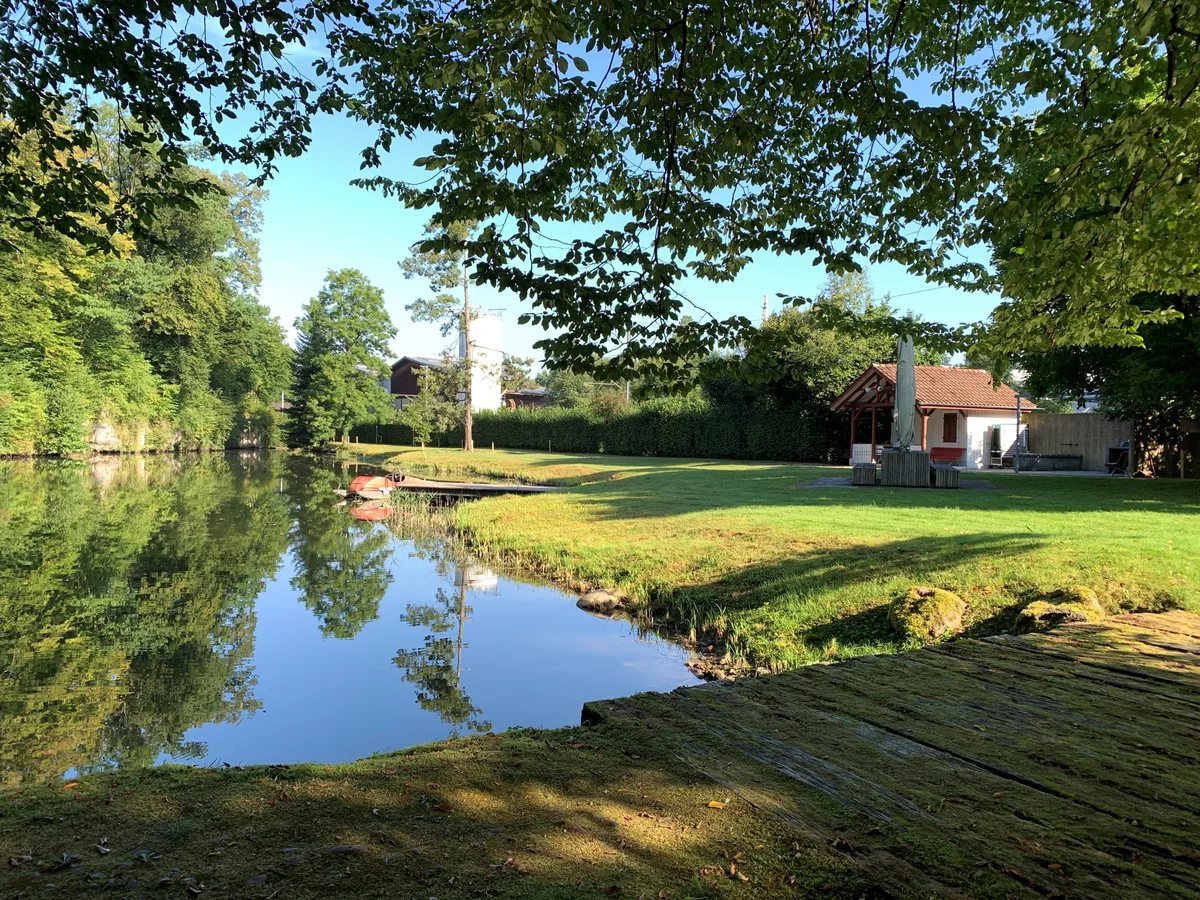 Weiher mit Pedalo und Badehäuschen des Trümpler-Parks in Oberuster.