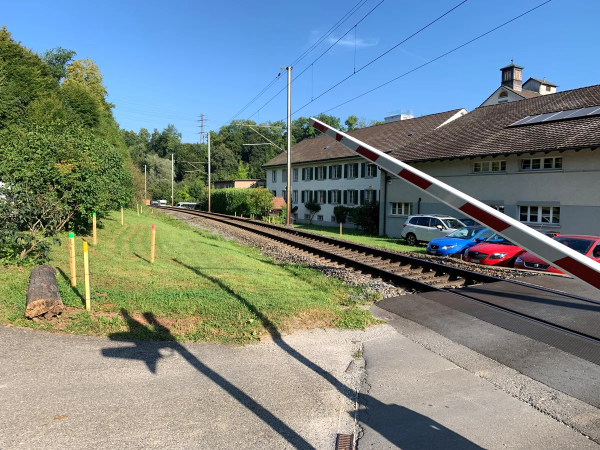 30938252-3 Das Projekt für einen Doppelspurausbau steht vor einer geschlossenen Barriere: Der Bund will noch kein Geld für ein zweites Gleis durchs Aatal – hier der Bahnübergang beim Trümpler-Areal in Oberuster – freigeben.