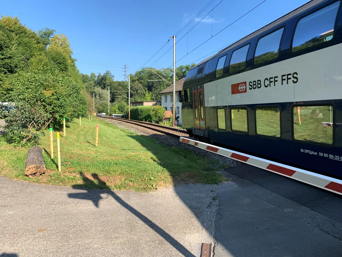 An mehreren Bahnübergängen in Uster – hier im Bild jener auf dem Trümpler-Areal – wird künftig von den Autofahrer mehr Geduld verlangt sein. Bahnübergang beim Trümpler-Areal in Oberuster mit Bahnschranke Barriere.