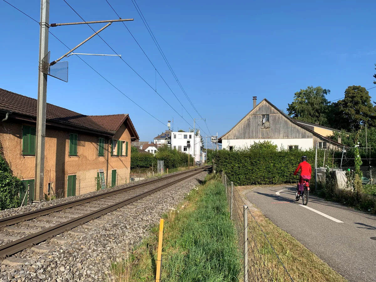 Das graue Gebäude beim Bahnübergang Wermatswilerstrasse in Uster muss dem Doppelspurausbau weichen.