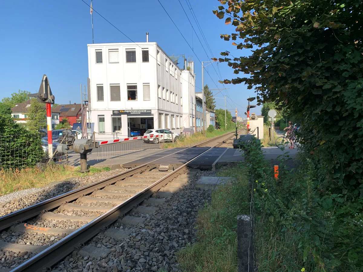 Geschlossene Barrieren beim Bahnübergang Wermatswilerstrasse in Uster.