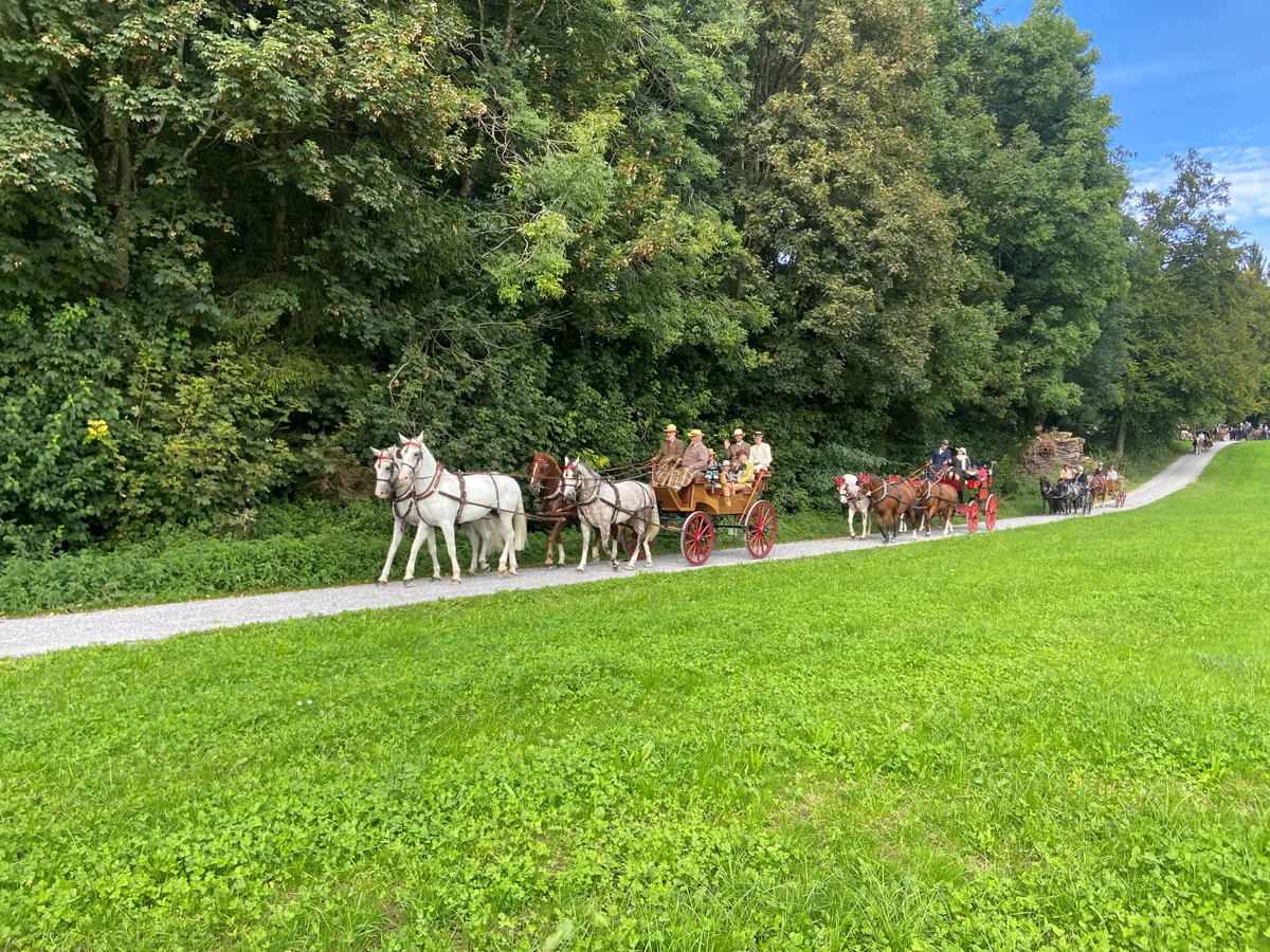 Bei «angefressenen» Traditionskutschfahrer- und fahrerinnen muss jedes Detail stimmen. mpressionen der Nostalgiefahrt Grüningen.