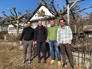 Die neuen Wirte des Restaurant Bachtel-Kulm sind auch die Wirte auf dem Hasenstrick ob Dürnten: Sahin Albas (kariertes Hemd), Musti Baskapan (dunkler Pulli mit Bart) sowie die Bachtel-Genossenschafter Hubi Rüegg (schwarzeJacke) und Martin Vögeli (grüne Jacke) am 19. Februar 2025 auf dem Hasenstrick Die neuen Wirte des Restaurant Bachtel-Kulm sind auch die Wirte auf dem Hasenstrick ob Dürnten: Sahin Albas (kariertes Hemd), Musti Baskapan (dunkler Pulli mit Bart) sowie die Bachtel-Genossenschafter Hubi Rüegg (schwarzeJacke) und Martin Vögeli (grüne Jacke) am 19. Februar 2025 auf dem Hasenstrick