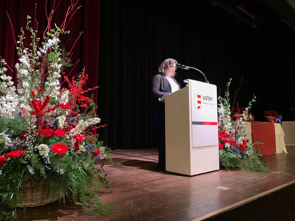 Kantonsratspräsidentin Sylvie Matter am Rednerpult im Stadthofsaal Uster.