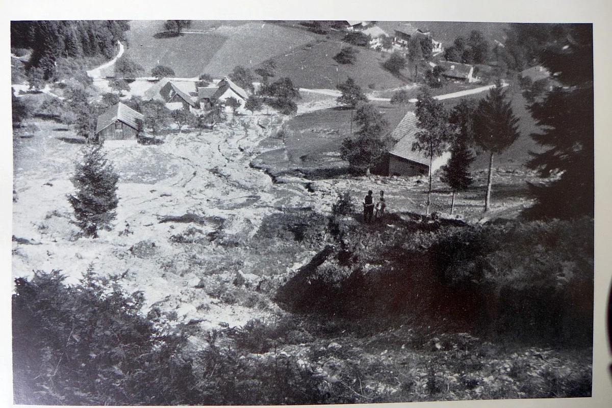 Eine Wiese bedeckt mit viel Geröll und Schlamm.