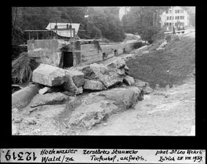 12332162-1 Bilder von der Flutkatastrophe vom 25. August 1939, bei der zwei Leute starben und riesige Schäden vor allem in Wald, Rüti und Dürnten entstanden. Im BIld zerstörtes Stauwehr Tiefenhof Wald