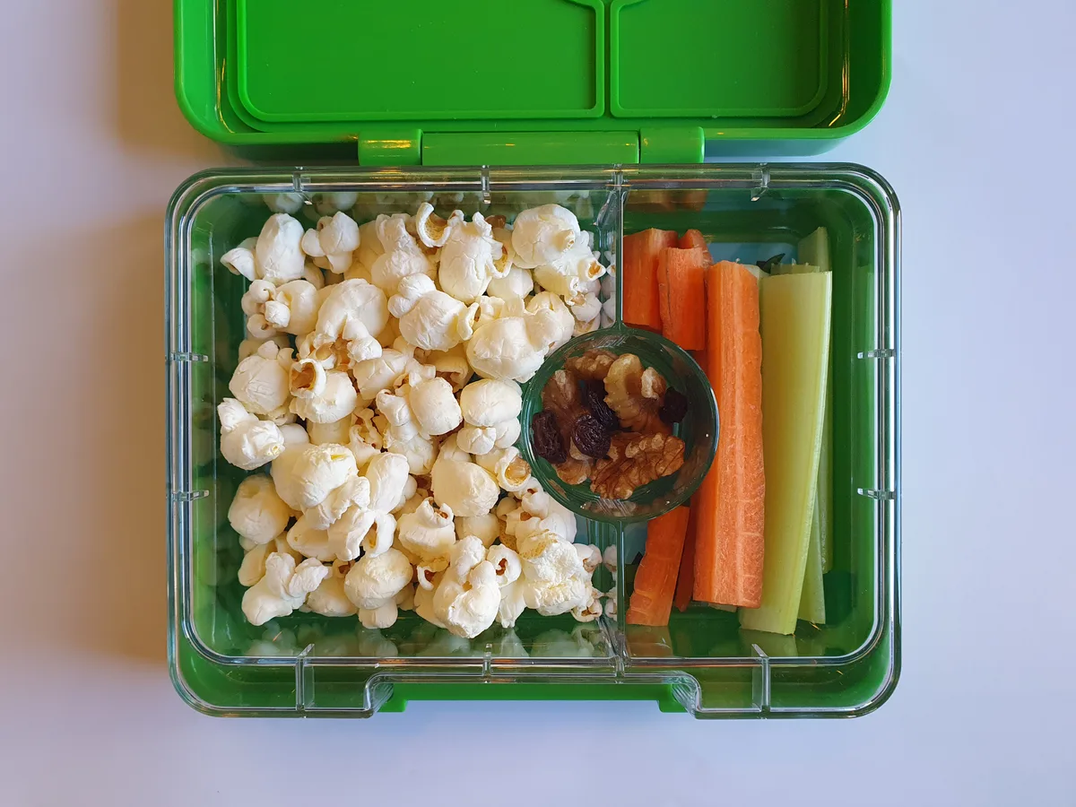 Die Basis jedes guten Znüni … verschiedene Znüniboxen, gefüllt mit Früchten, Gemüse und Snacks