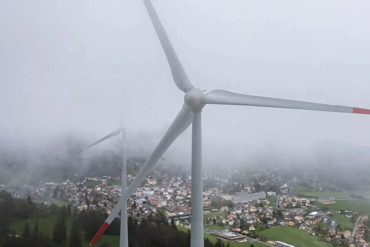 24483566-1 Sainte-Croix und seine Windräder: Seit ein paar Wochen produzieren sie Strom – nicht zur Freude aller Bewohner des Dorfes.