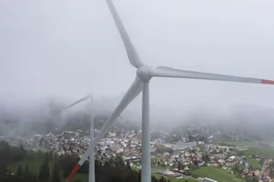24483566-1 Sainte-Croix und seine Windräder: Seit ein paar Wochen produzieren sie Strom – nicht zur Freude aller Bewohner des Dorfes.