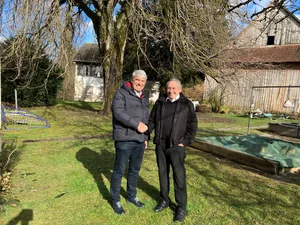 Hittnaus Gemeindepräsident Carlo Hächler (li.) strahlt mit Bruno Schiess, Präsident Genossenschaft Alterswohnen Luppmenpark, nach der gewonnen Abstimmung um die Wette. Hittnaus Gemeindepräsident Carlo Hächler (li.) strahlt mit Bruno Schiess, Präsident Genossenschaft Alterswohnen Luppmenpark, nach der gewonnen Abstimmung um die Wette.