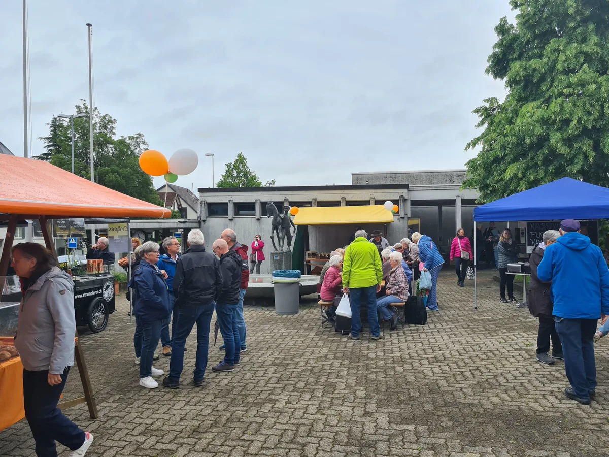 Ein paar Leute auf einem Markt.