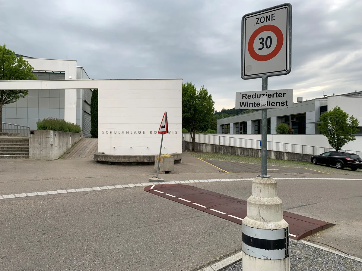 Tempo 30, eine Schwelle und ein Betonblock sollen die Autofahrer bei der Schulanlage Rooswis in geordnete Bahnen lenken. Schwelle bei der Schulanlage Rooswis in Gossau.