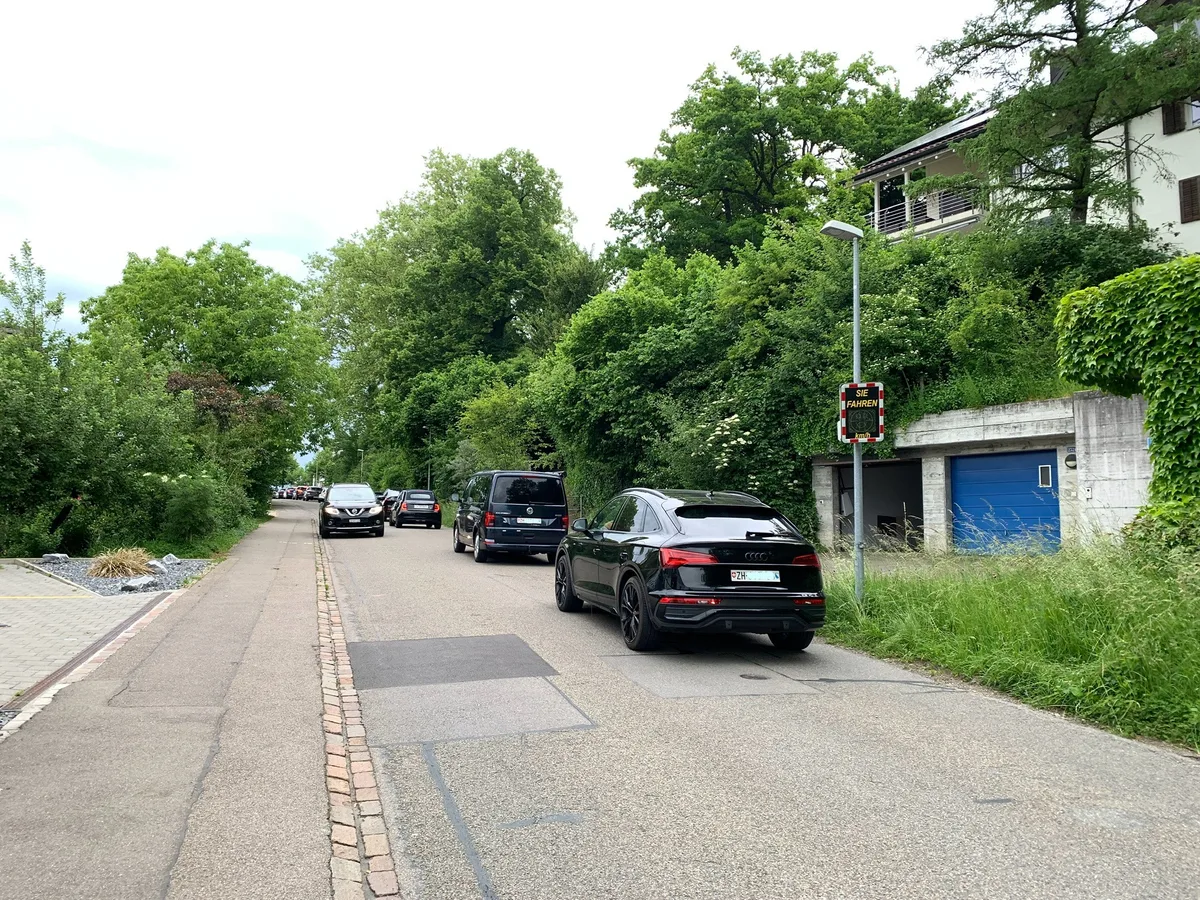 Zeitweise bilden sich auf der Austrasse lange Rückstaus. Die Autofahrer müssen sich gedulden, um in die Bergstrasse einbiegen zu können. Stau auf der Austrasse in Gossau.