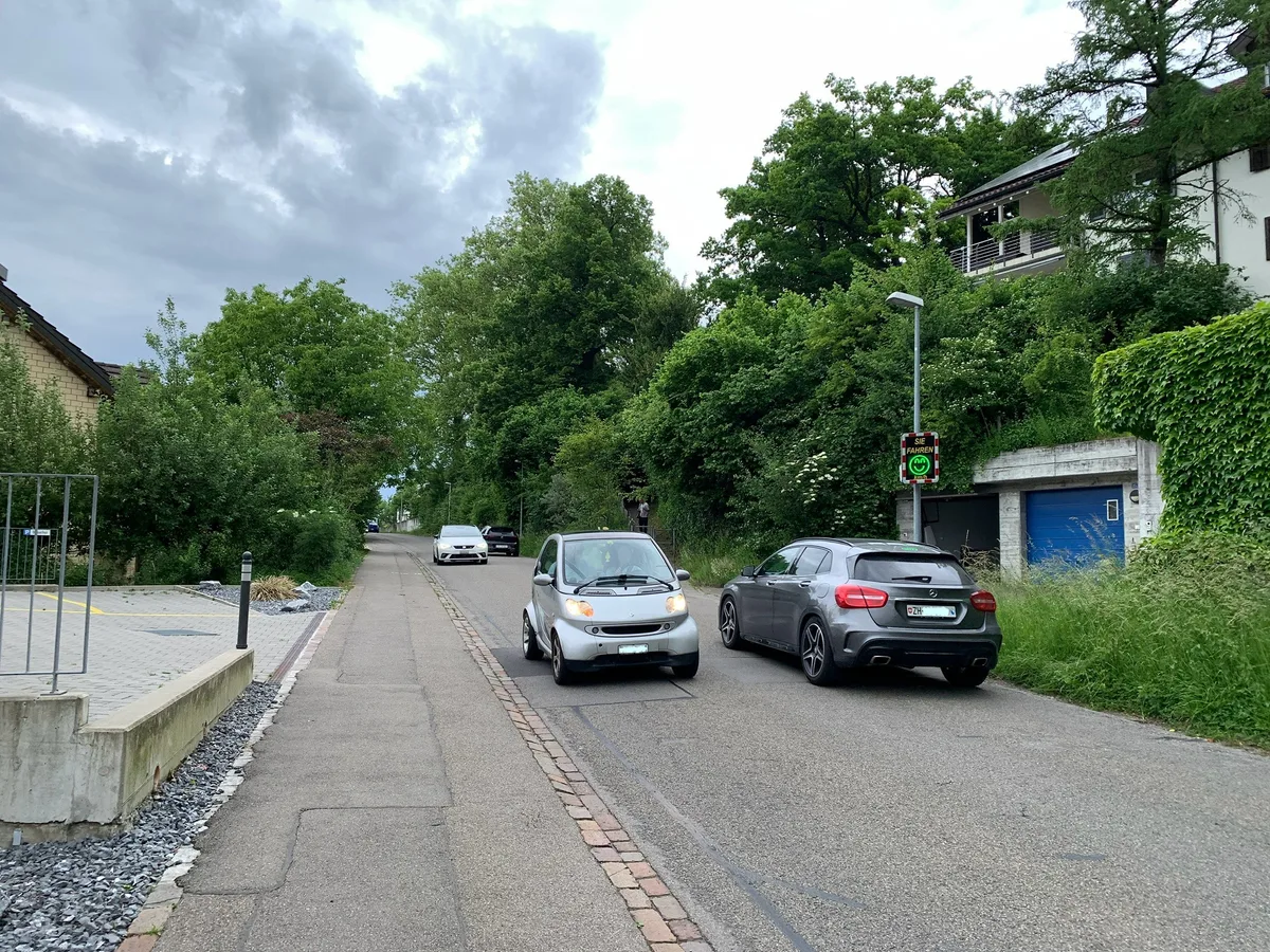 Autos fahren auf der Austrasse in Gossau an einem Speedy-Geschwindigkeitsmesser vorbei. 