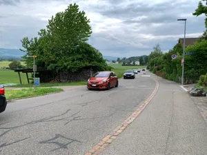 25921755-2 Schleichverkehr auf der Haldenstrasse Austrasse in Gossau wegen Sperrung der Grütstrasse durchs Dorfzentrum am 20. Mai 2025