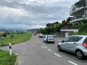 Schleichverkehr auf der Haldenstrasse Austrasse in Gossau wegen Sperrung der Grütstrasse durchs Dorfzentrum am 20. Mai 2025 Schleichverkehr auf der Haldenstrasse Austrasse in Gossau wegen Sperrung der Grütstrasse durchs Dorfzentrum am 20. Mai 2025