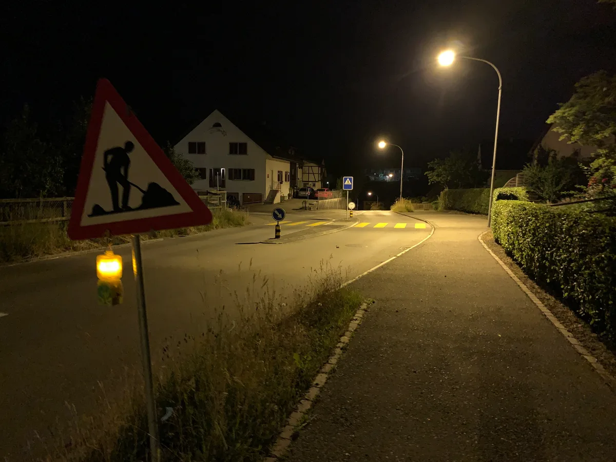 Strassenbeleuchtung im Seegräbner Ortsteil Sack am 20. Juni 2023. Die Beleuchtung Lampen Strassenlaternen Masten sollen durch eine neue Strassenbeleuchtung mit LED ersetzt werden. Im Bild Beleuchtung im Ortsteil Sack an der Gstalderstrasse.