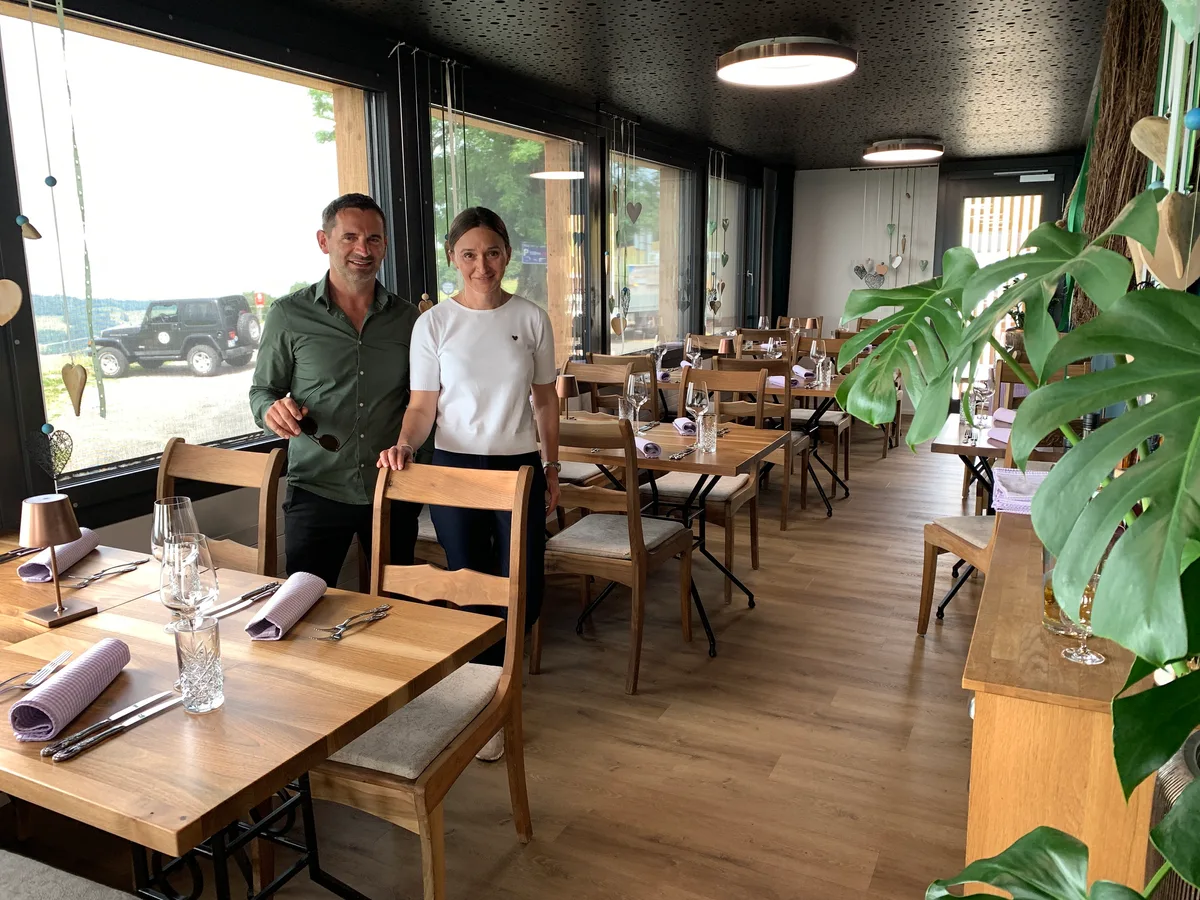 Aco Rastoder und seine Frau im wiedereröffneten Restaurant Scheidegg im Juni 2023.