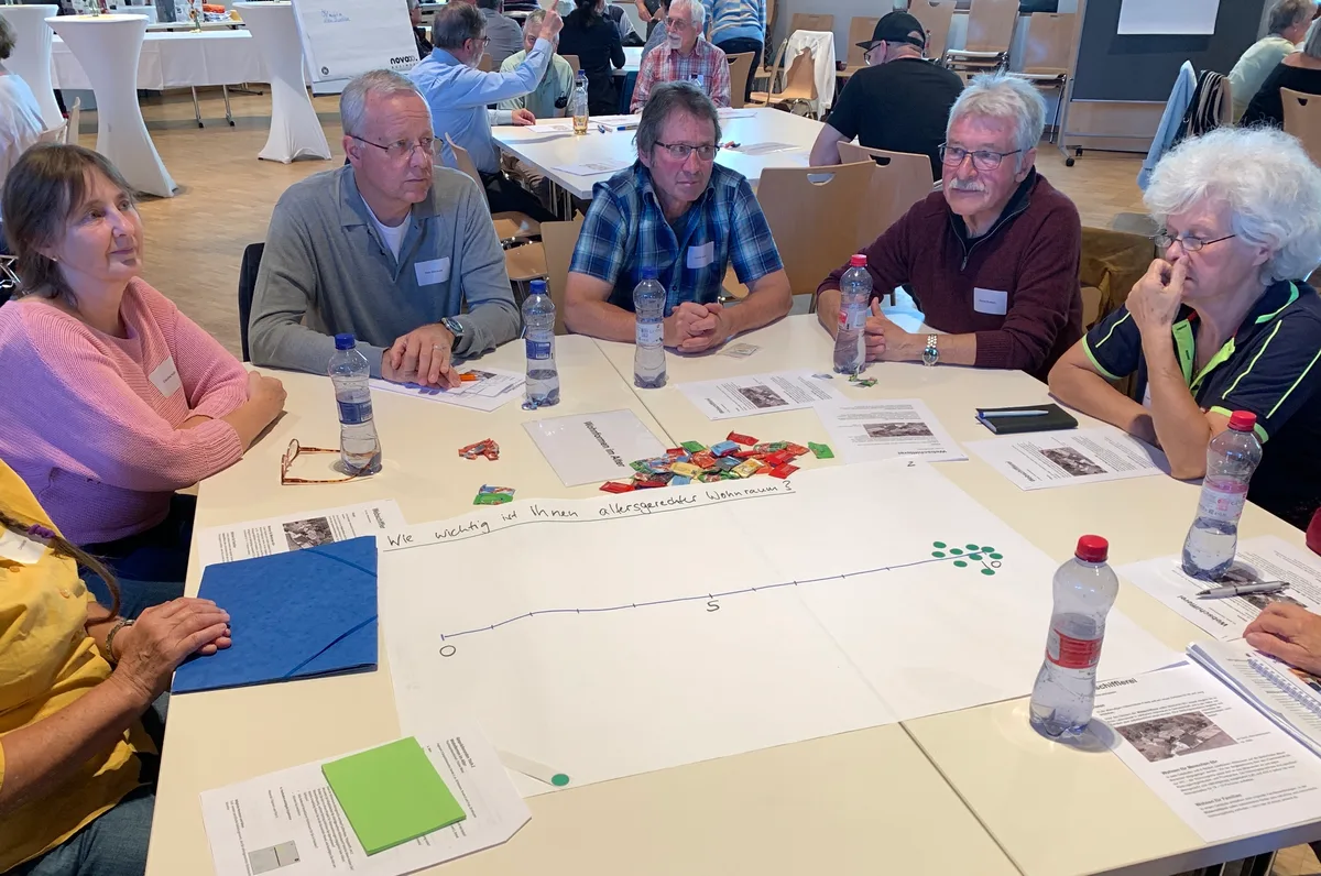 Leute sitzen an einem Tisch beim Mitwirkungsanlass zur Altersstrategie Hinwil am 20. September im «Hirschen»-Saal.