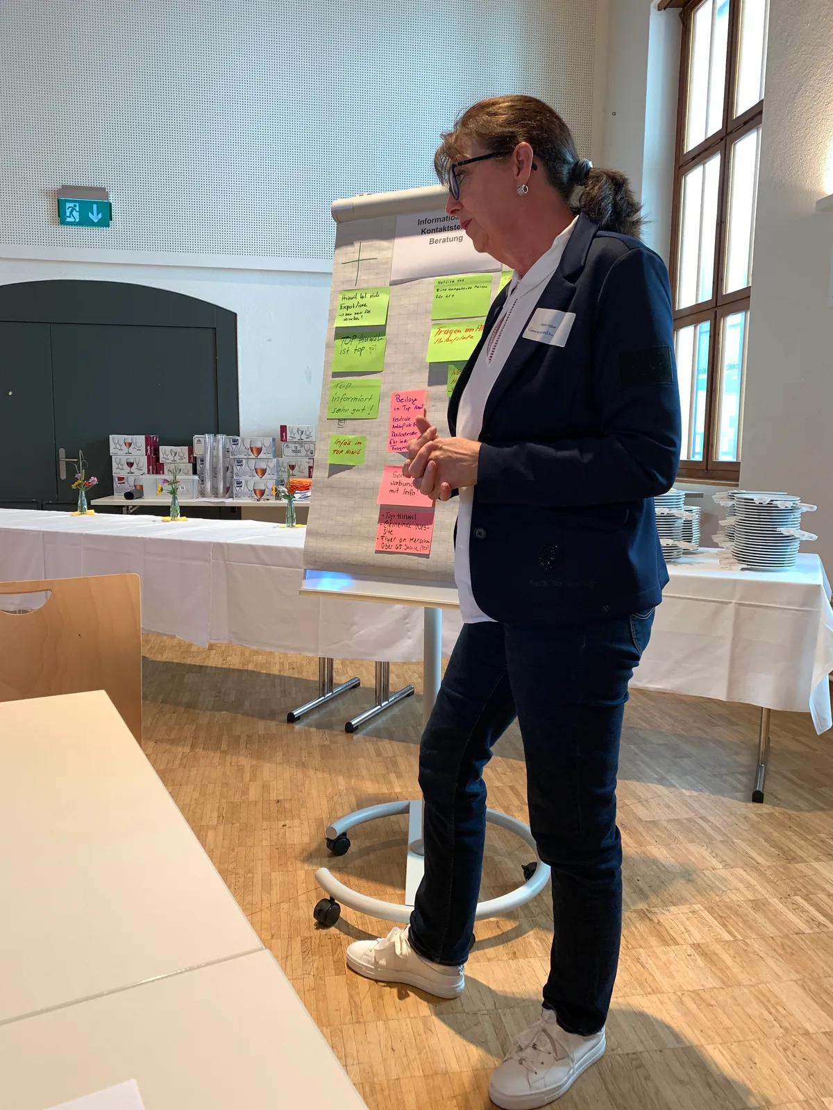 Gemeinderätin Herta Huber steht an einem Flipchart.
