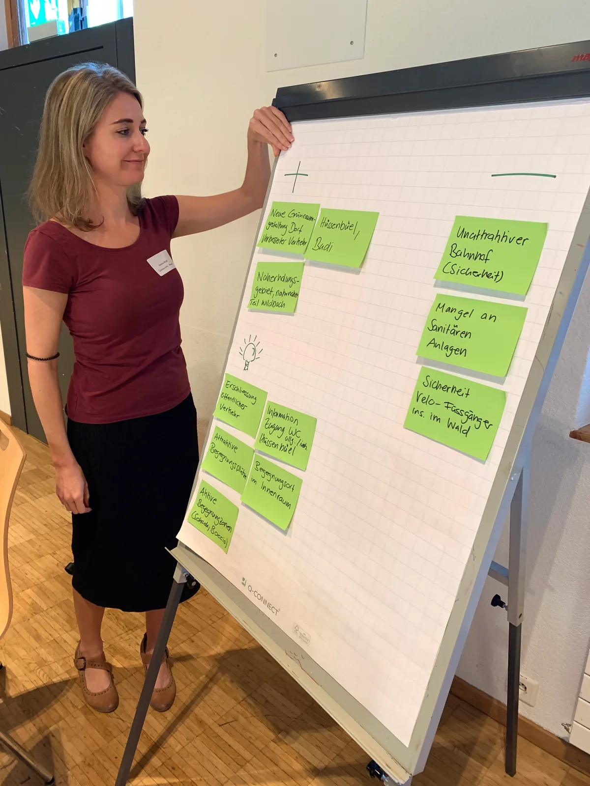 Seraina Brogli, Leiterin Abteilung Gesundheit und Umwelt, steht an einem Flipchart.