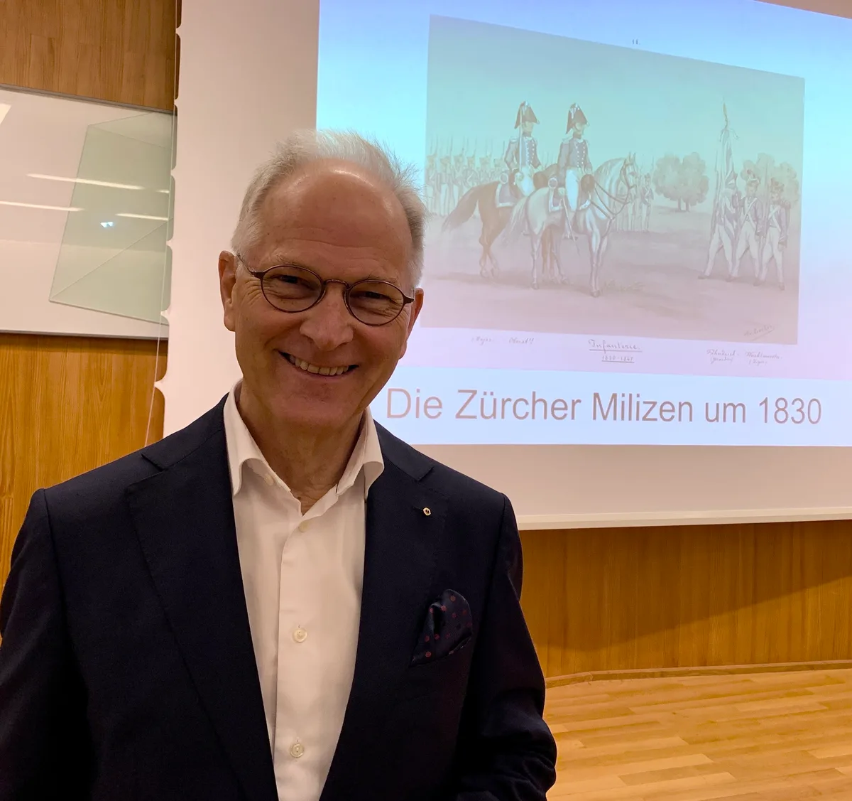 31607913-1 Der Historiker und ehemalige Berufsoffizier Daniel Lätsch aus Rapperswil-Jona sprach in Uster am 20.11.2024 im Vorfeld des Ustertages über die Zürcher Milizen um 1830