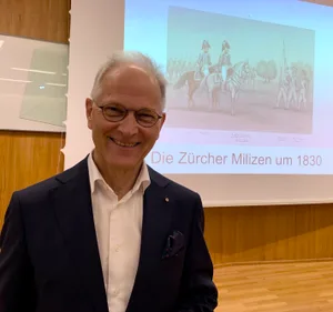 31607913-1 Der Historiker und ehemalige Berufsoffizier Daniel Lätsch aus Rapperswil-Jona sprach in Uster am 20.11.2024 im Vorfeld des Ustertages über die Zürcher Milizen um 1830