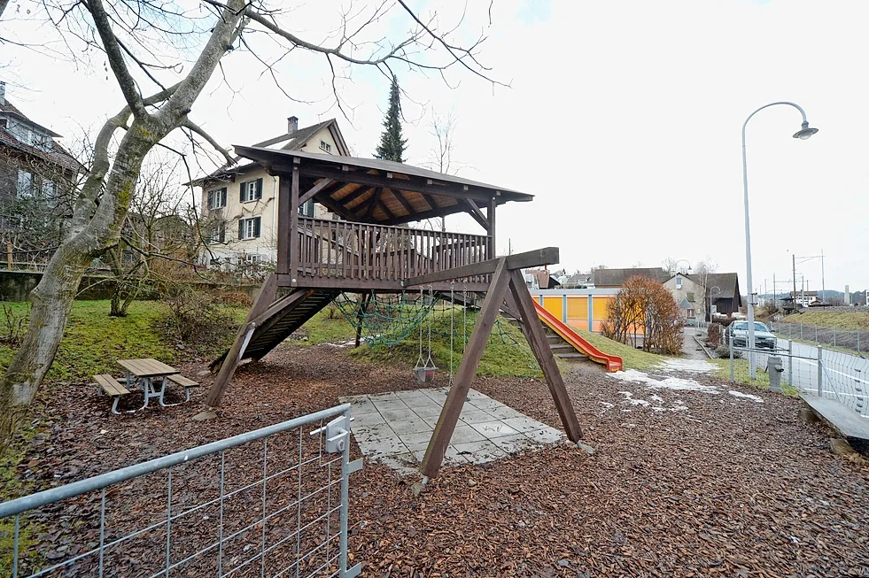 Ab den Sommerferien wird der Kindergarten (mit orangen Läden) wieder für seinen ursprünglichen Zweck benutzt.
