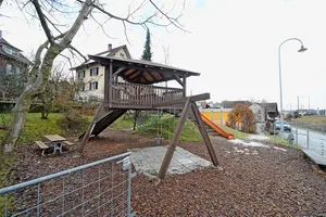 10856751-3 Ab den Sommerferien wird der Kindergarten (mit orangen Läden) wieder für seinen ursprünglichen Zweck benutzt.